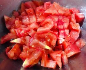  西红柿洗净切成小块
