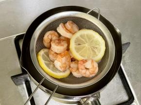 把虾仁和柠檬片入沸水，把虾仁煮熟，捞出沥水。