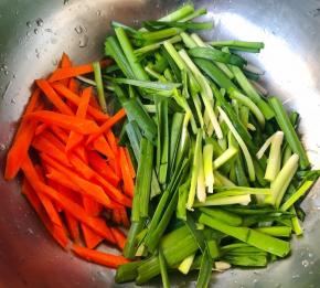 韭菜洗净沥干水份切成小段胡萝卜去皮洗净切粗一点的条状