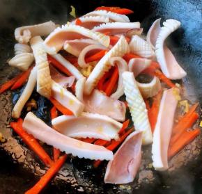 放入胡萝卜炒至断生再放入鱿鱼大火快速翻炒均匀