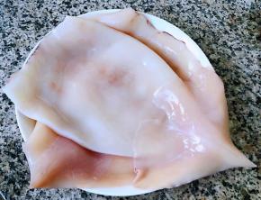 鱿鱼去除内脏和头部洗净鱿鱼的外衣仔细的剥去