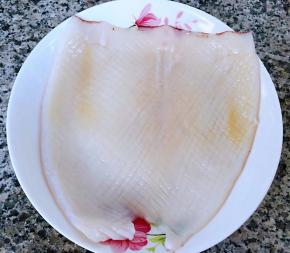 鱿鱼的内侧切成十字花刀切记不要切断哦