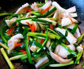 炒至食材完全入味切记放入韭菜后不宜炒至时间过长