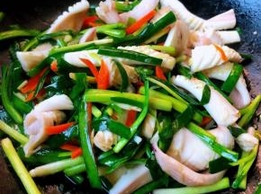 炒至食材完全入味切记放入韭菜后不宜炒至时间过长