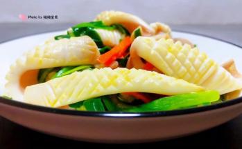 鲜美可口的韭菜胡萝卜炒鱿鱼装入盘中就大功告成了