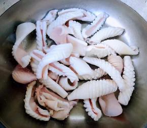 鱿鱼遇热成花卷形状即可立即捞出放入冷水中过凉洗净后沥干水份切记时间不宜过长