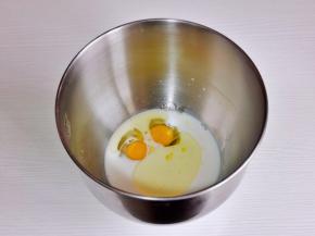 做主面团，将牛奶，玉米油，鸡蛋，盐与糖对角放入厨师机桶中。