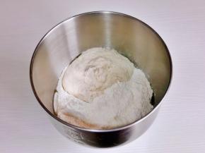 再加入高筋面粉，面粉顶部挖个洞，放入酵母粉，再用面粉盖起来，最后加入发酵好的波兰种，启动厨师机2档揉面。