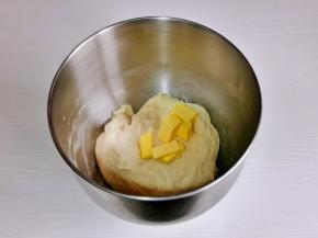 一个小程序结束后，面团处于扩展阶段，加入黄油，再次启动厨师机3-4档再揉一个小程序。