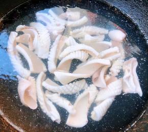 锅中烧开水放入鱿鱼同时倒入料酒焯水断生