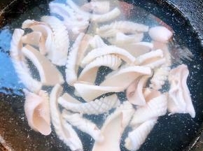锅中烧开水放入鱿鱼同时倒入料酒焯水断生