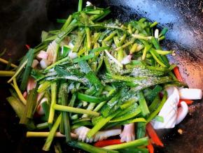 放入韭菜同时放入盐和味精改成小火翻炒