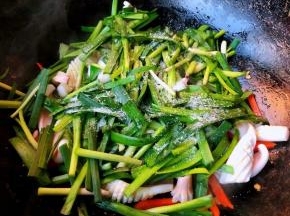 放入韭菜同时放入盐和味精改成小火翻炒