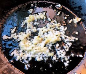 锅中倒入底油加热放入蒜粒爆香