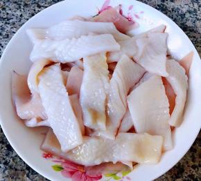 鱿鱼切成大小均匀的条状