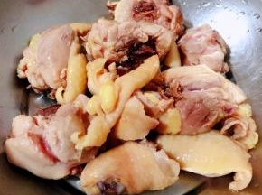 处理好的鸡腿沥干水份备用