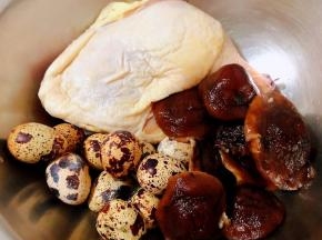 准备原材料鸡腿、鹌鹑蛋、香菇去蒂洗净在开水中焯水断生后立即放入冷水中过凉再沥干水份备用