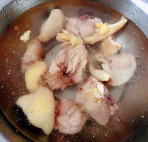 焯好水的鸡腿立即放入冷水中多冲洗几遍除掉多余的油脂