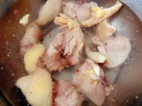 焯好水的鸡腿立即放入冷水中多冲洗几遍除掉多余的油脂