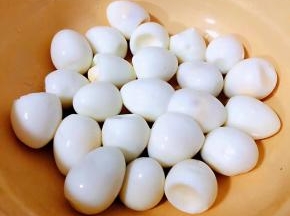 鹌鹑蛋煮熟立即放入冷水中这样更易去皮处理好的鹌鹑蛋现在就想吃哦