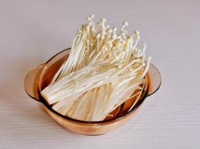 冷水洗净后泡盐水。