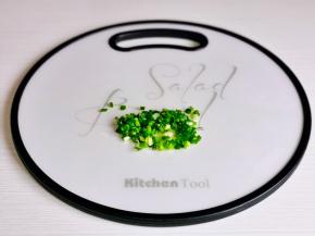 小葱去皮切葱花。