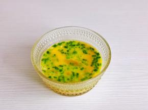 再加入切好的葱花搅拌均匀。