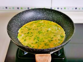 起油锅倒入蛋液。