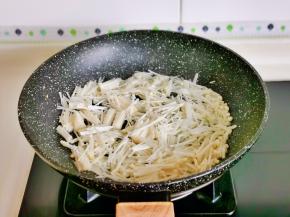 另起油锅倒入切好的金针菇。