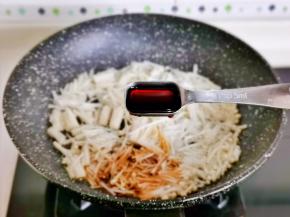 加入酱油。