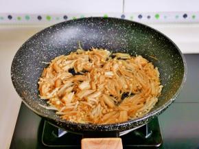 将金针菇炒熟。