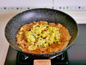 加入煎好的蛋，快速翻炒均匀即可关火。