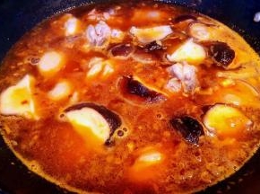 鸡腿炖至六成熟放入香菇和鹌鹑蛋同时放入韩式辣酱拌匀一起炖