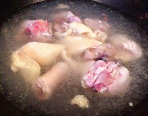 鸡腿剁成大小均匀的块状在开水中倒入料酒焯水除去血水和杂质