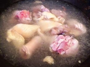 鸡腿剁成大小均匀的块状在开水中倒入料酒焯水除去血水和杂质
