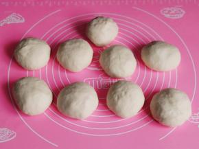 发酵好的面团，用手摁一下，不回缩，不塌陷即为发酵完成，揉面排气，再分成9等份，盖上保鲜膜松弛10分钟。