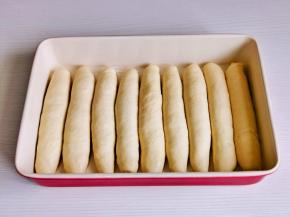 依次做好，放入烤盘中，我的烤盘348*248*62mm这个量正好，再次入发酵箱35度30分钟左右。