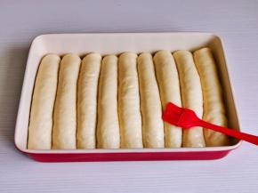 发酵至原来的2倍大刷上蜂蜜。