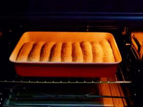 入烤箱中层上管180度，下换185度烤25-28分钟。（注意观察颜色，上色后立即加盖锡纸）