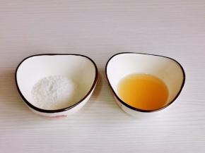 准备椰蓉，1勺蜂蜜加入1勺玉米油搅拌均匀。