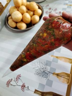 把腌制好的肉馅儿装入裱花袋中，把顶端剪一个小口！