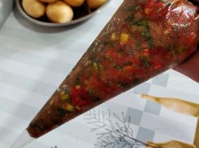 把腌制好的肉馅儿装入裱花袋中，把顶端剪一个小口！