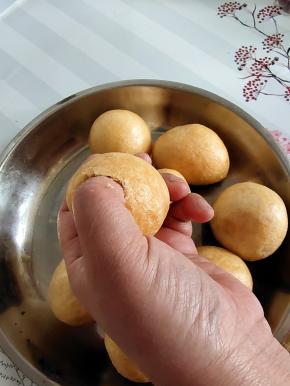 取一个油面筋，用大拇指按压出一个洞！