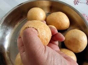 取一个油面筋，用大拇指按压出一个洞！