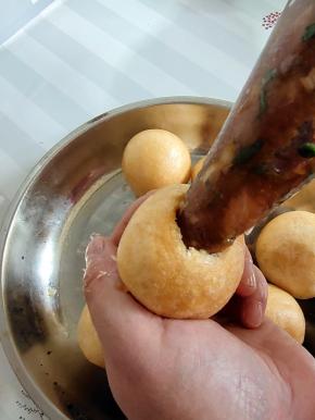 用裱花袋把肉馅儿挤入油面筋中，再用大拇指轻轻把肉馅儿按压一下！