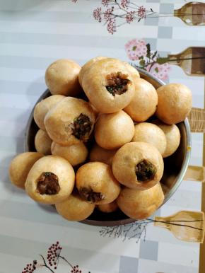 依次把所有的油面筋里面都塞上肉馅儿！