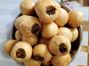 依次把所有的油面筋里面都塞上肉馅儿！