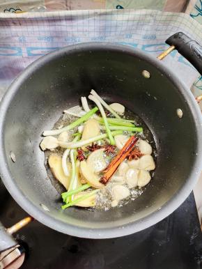 起锅烧油，放入葱段，生姜，蒜瓣，八角，桂皮爆香！