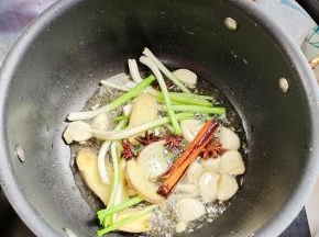 起锅烧油，放入葱段，生姜，蒜瓣，八角，桂皮爆香！