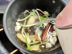 倒入适量的开水！